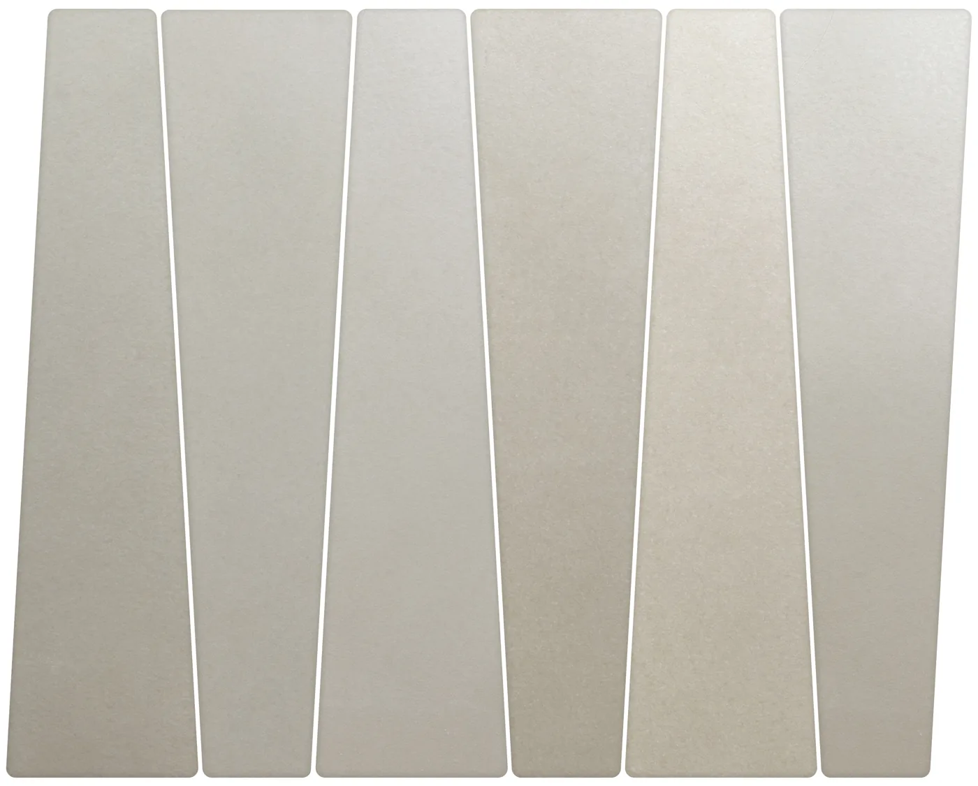 Sechs schmale Riemchen in mattem Sandbeige, hochkant nebeneinander verlegt, mit feiner ruhiger Oberflächentextur.
