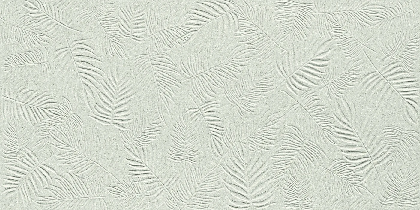 Hell graugrüne Wandfliese 40×80 cm mit zartem Blatt- und Farnrelief und matter Oberfläche.