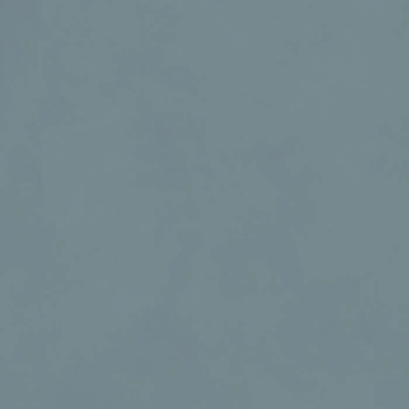 Quadratische Bodenfliese in hellem Graublau, matte Oberfläche mit fein wolkiger, spachtelartiger Struktur