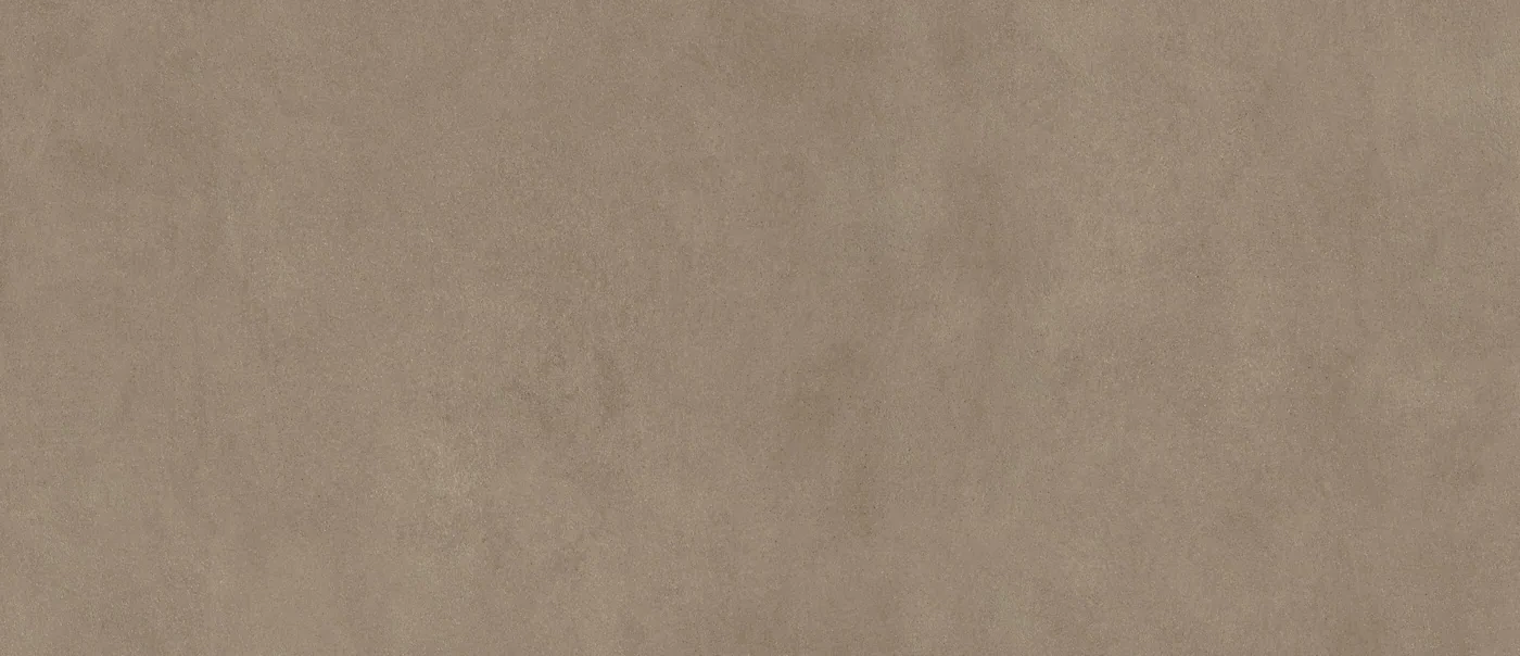 Seidenmatte Fliese in Betonoptik, 120×278 cm, in Taupe mit wolkiger Zementstruktur, frontal als ganze Platte.