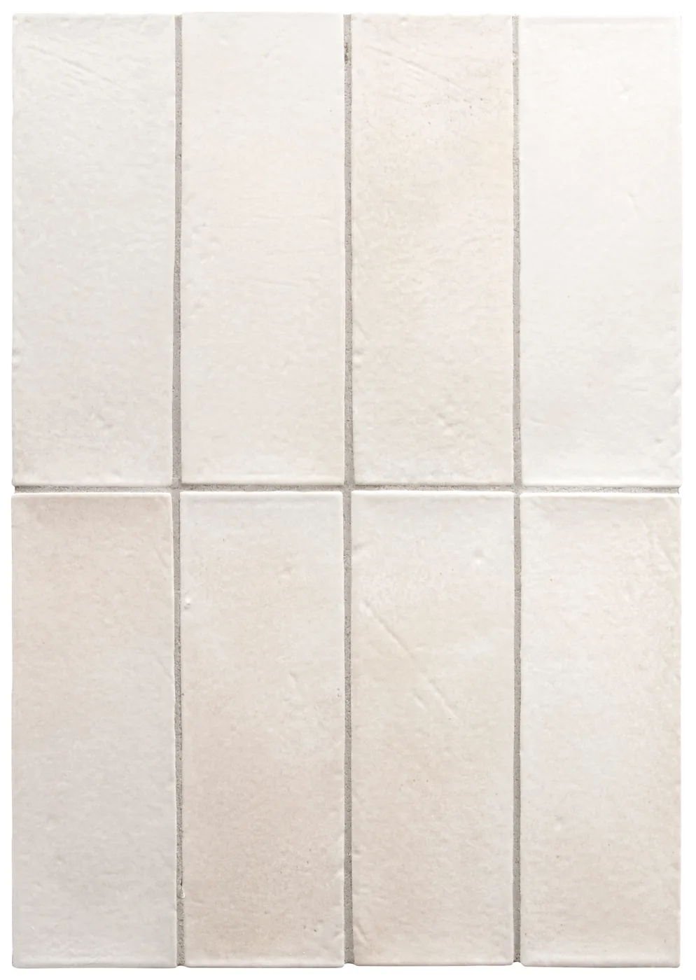 Warm cremeweiße matte Riegelfliesen 5×15 cm, senkrecht in vier Bahnen verlegt, mit feiner Wolkung und kalkiger Anmutung.