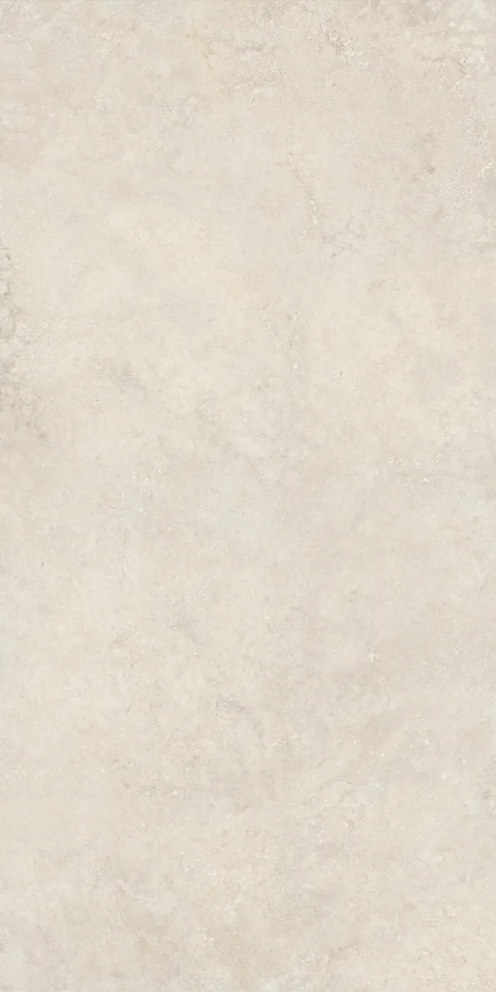 Cremefarbene Steinoptik-Platte 160x320 cm mit seidenmatter Oberfläche und wolkiger, travertinartiger Struktur.