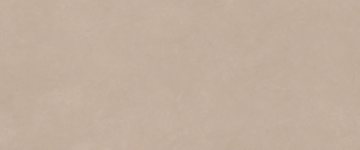 Beigerosa Fliese in Betonoptik, 50×120 cm, mit matter, fein gewolkter Oberfläche.
