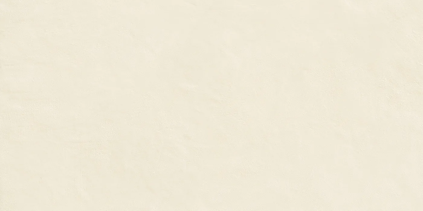 Rechteckige Bodenfliese in warmem Cremebeige, matte Oberfläche mit fein wolkiger, spachtelartiger Struktur