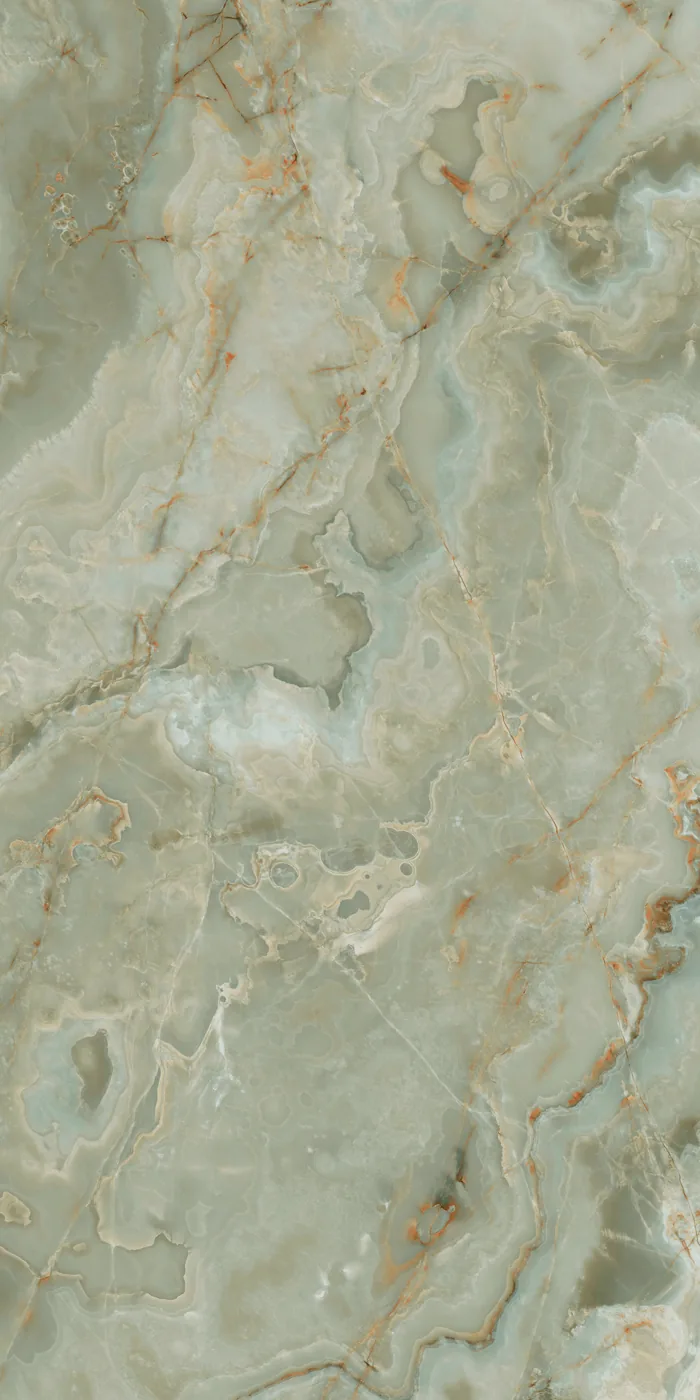 Hell jadegrüne Marmoroptik-Platte im Format 160x320 cm mit glänzender Oberfläche und rostbraunen Onyxadern.