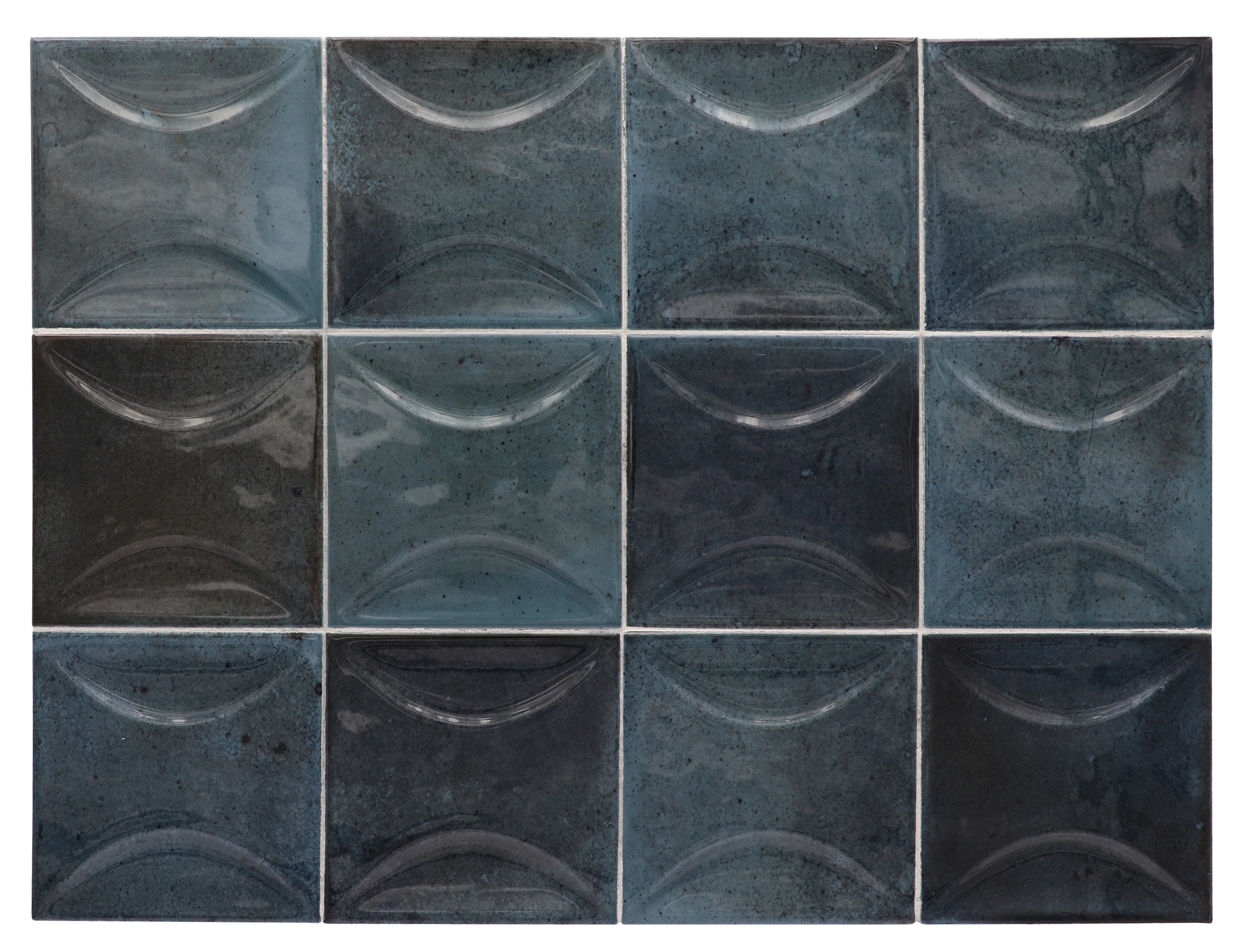 Verlegte Hanoi Blue Night Wandfliesen im Format 10x10 cm. Lebhafte V4 Variation der Glasur, im Raum verbaut.