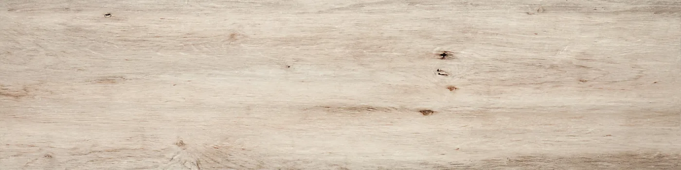 Diele 30x120 cm quer in heller, cremefarbener Teakoptik Teak Africa mit dunklen Astlöchern, matt, weißer Hintergrund.