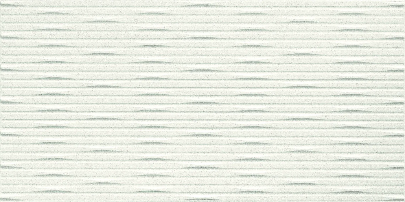 Weiße Wandfliese 40×80 cm mit waagerechtem gemeißeltem Streifenrelief und matter Oberfläche.