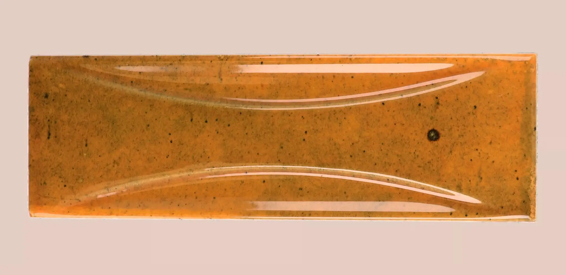 Hanoi Wandfliese in Burnt Red Glasur, Format 6,5x20 cm, Studio Aufnahme frontal vor weißem Hintergrund.