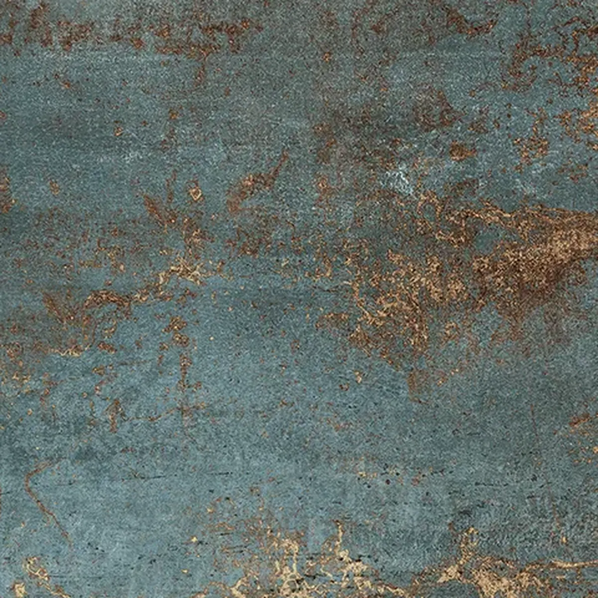 Nahaufnahme der petrolfarbenen Oberfläche mit kupferfarbenen Oxidadern und feiner Körnung, Format 60×120 cm.