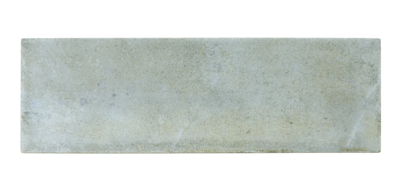 Zart graugrüne matte Keramikfliese 6×18,6 cm in handgemachter Zellige-Optik mit changierender, lebendiger Lasur.