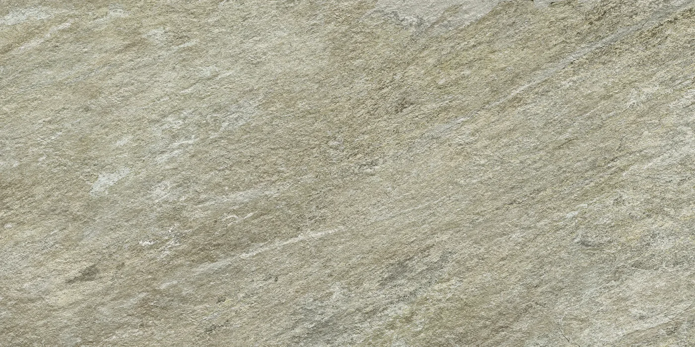 Hellgraue Natursteinoptik im Format 60×120 cm mit feiner diagonaler Aderung und vereinzelten braunen Einschlüssen.