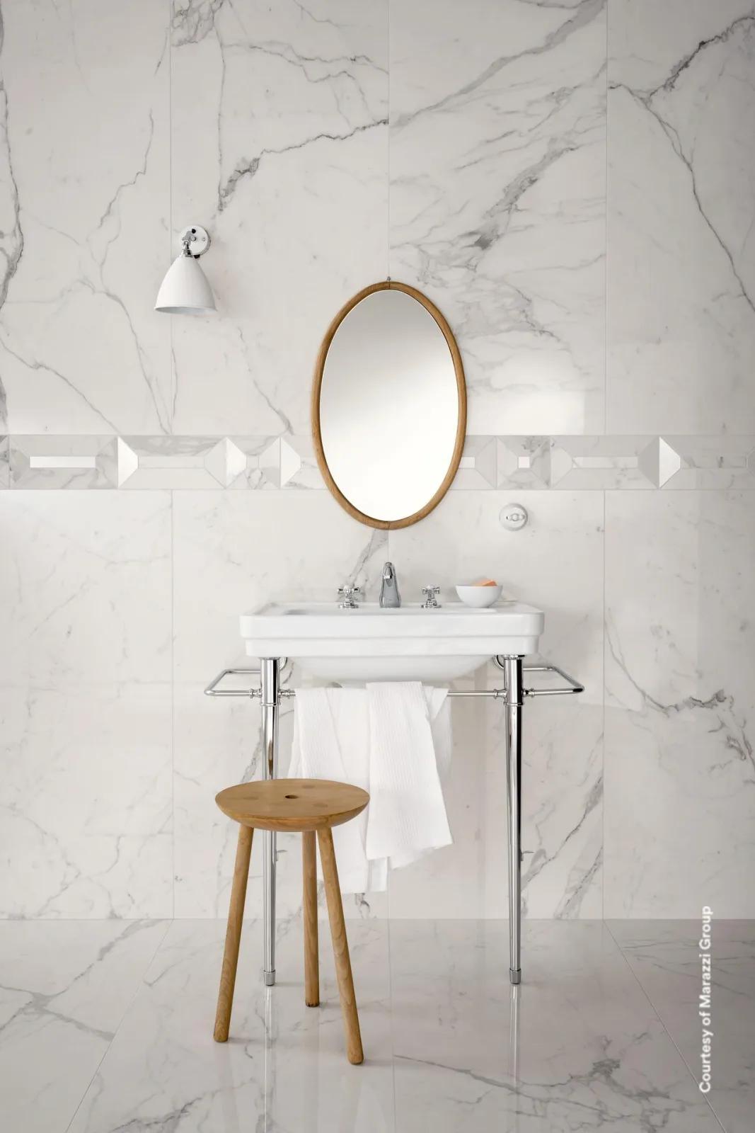 Helles Bad mit Waschtisch, Spiegel und weißer Marmorwand, gefliest mit Marazzi Allmarble Statuario in 60x120cm.
