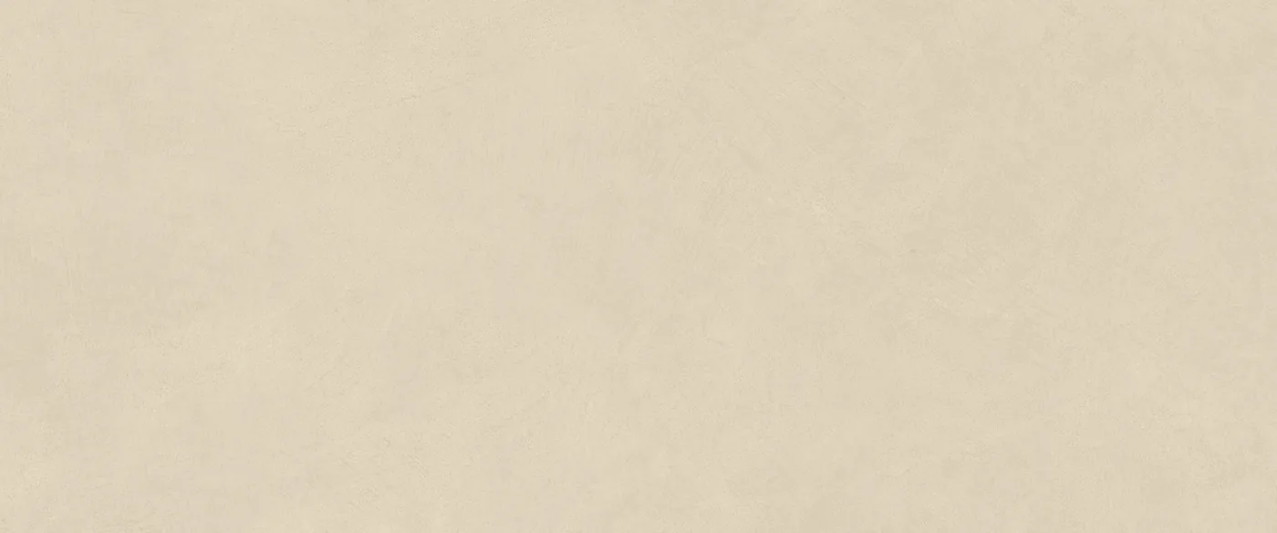 Sandbeige Fliese in Betonoptik, 50×120 cm, mit matter, fein gewolkter Oberfläche.