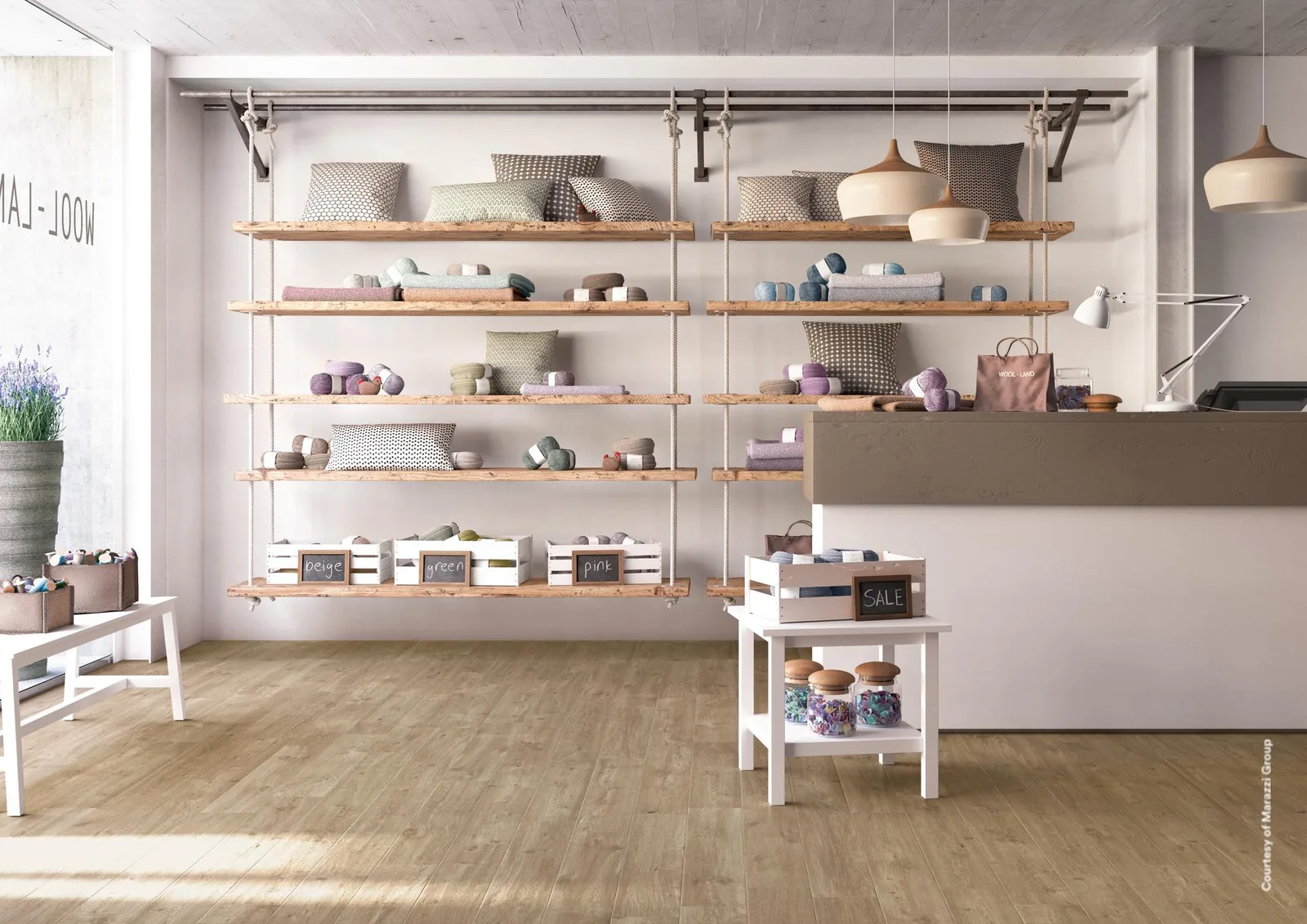 Ladenlokal mit Holzregalen und weißer Theke, Boden aus Dielenfliesen in natürlichem Mittelbraun