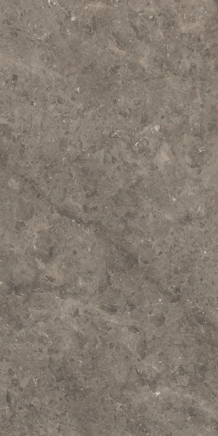 Graubraune Steinoptik-Platte 160x320 cm mit seidenmatter Oberfläche und wolkiger, leicht fleckiger Maserung.