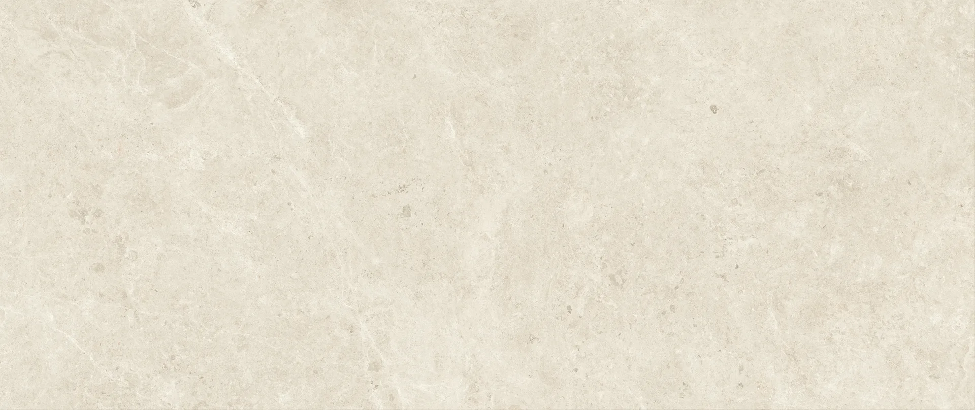Helle grossformatige Fliese in Natursteinoptik mit ruhigem Farbspiel zwischen Creme und zartem Grau