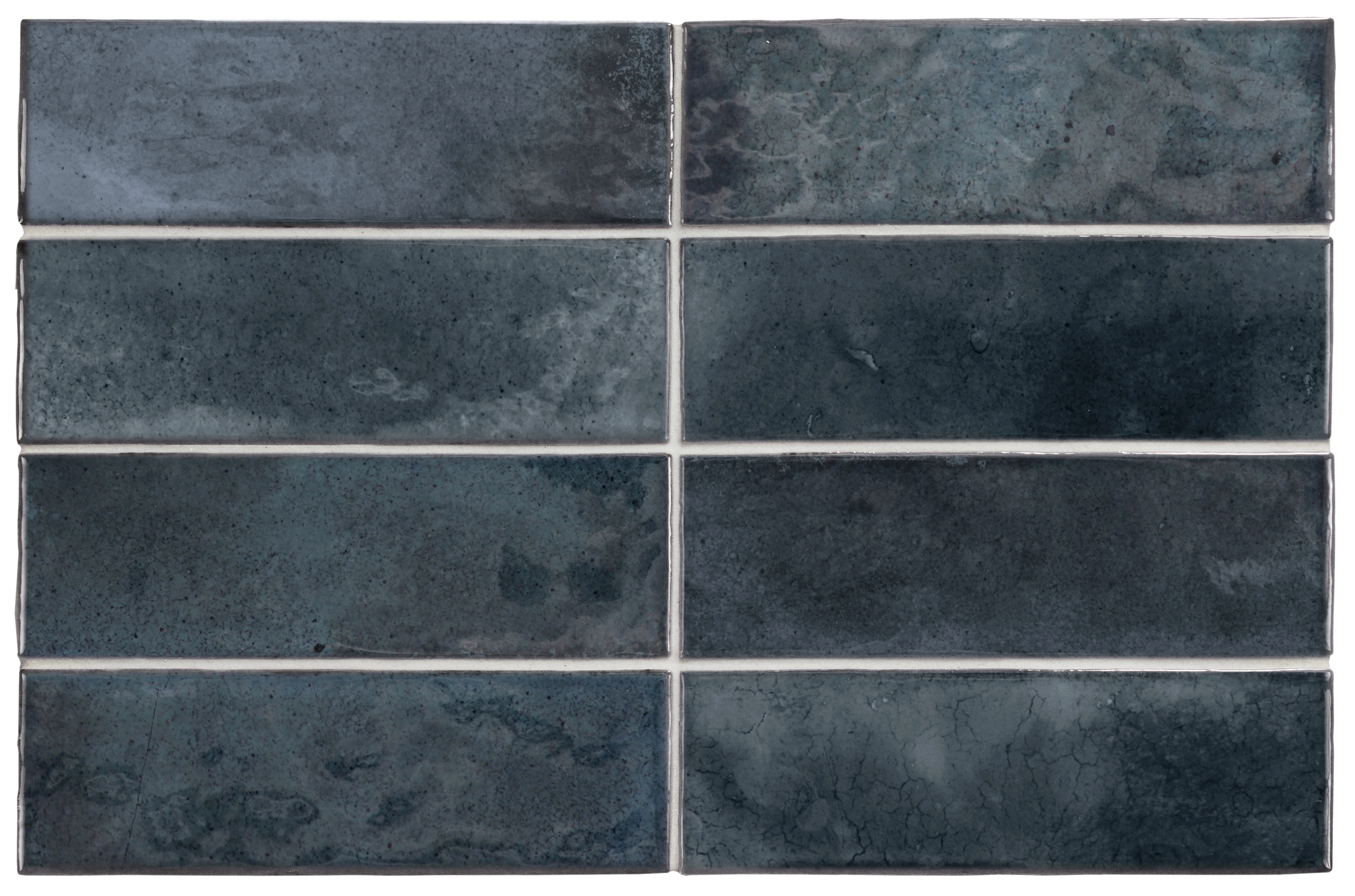 Verlegte Hanoi Blue Night Wandfliesen im Format 5,1x16,1 cm. Lebhafte V4 Variation der Glasur, im Raum verbaut.