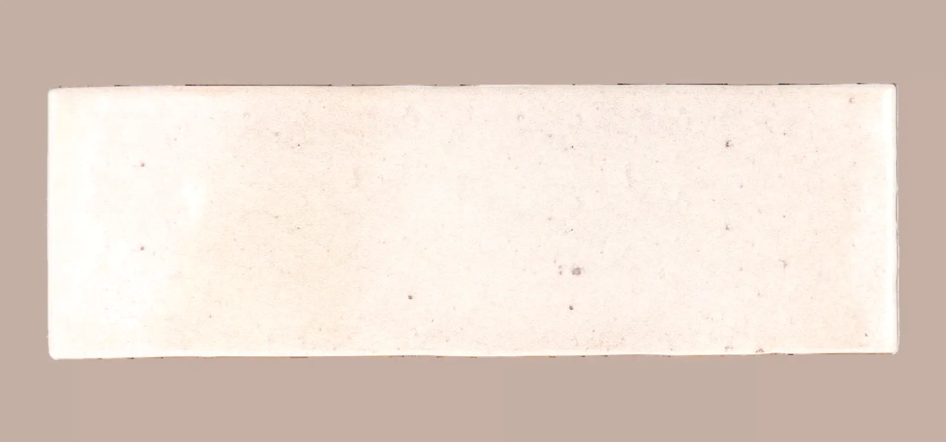 Hanoi Wandfliese in White Glasur, Format 5,1x16,1 cm, Studio Aufnahme frontal vor weißem Hintergrund.