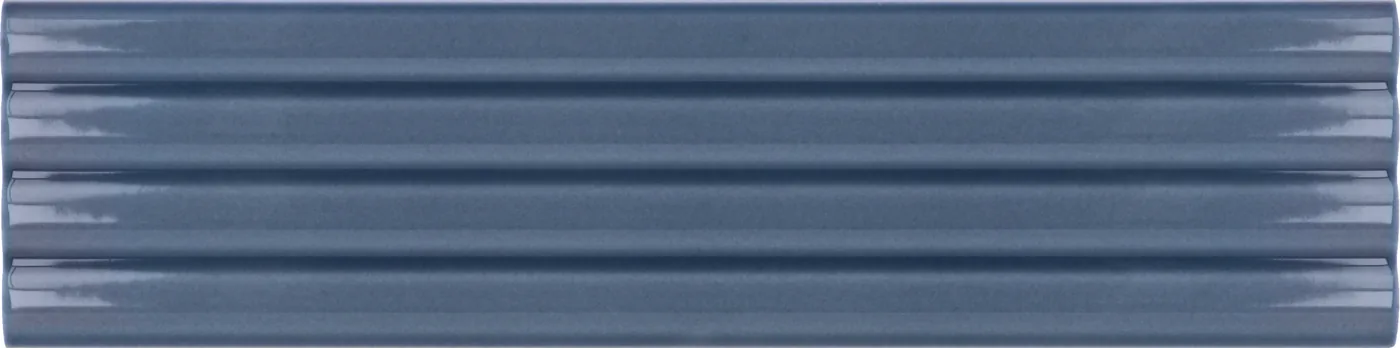 Equipe Costa Nova Onda Banyan Blue Wandfliese 5x20 cm aus Steingut, glänzend, welliges Onda-Relief, Innenwand.