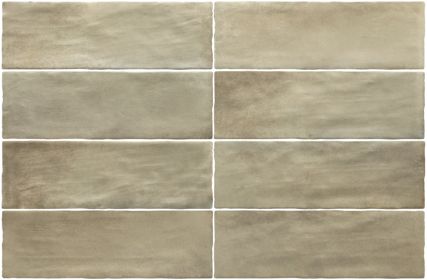 Gedämpft graugrüne Steingut-Wandfliesen im Format 6,5×20 cm im Riemchenverband, matte Oberfläche mit wolkigen Nuancen.