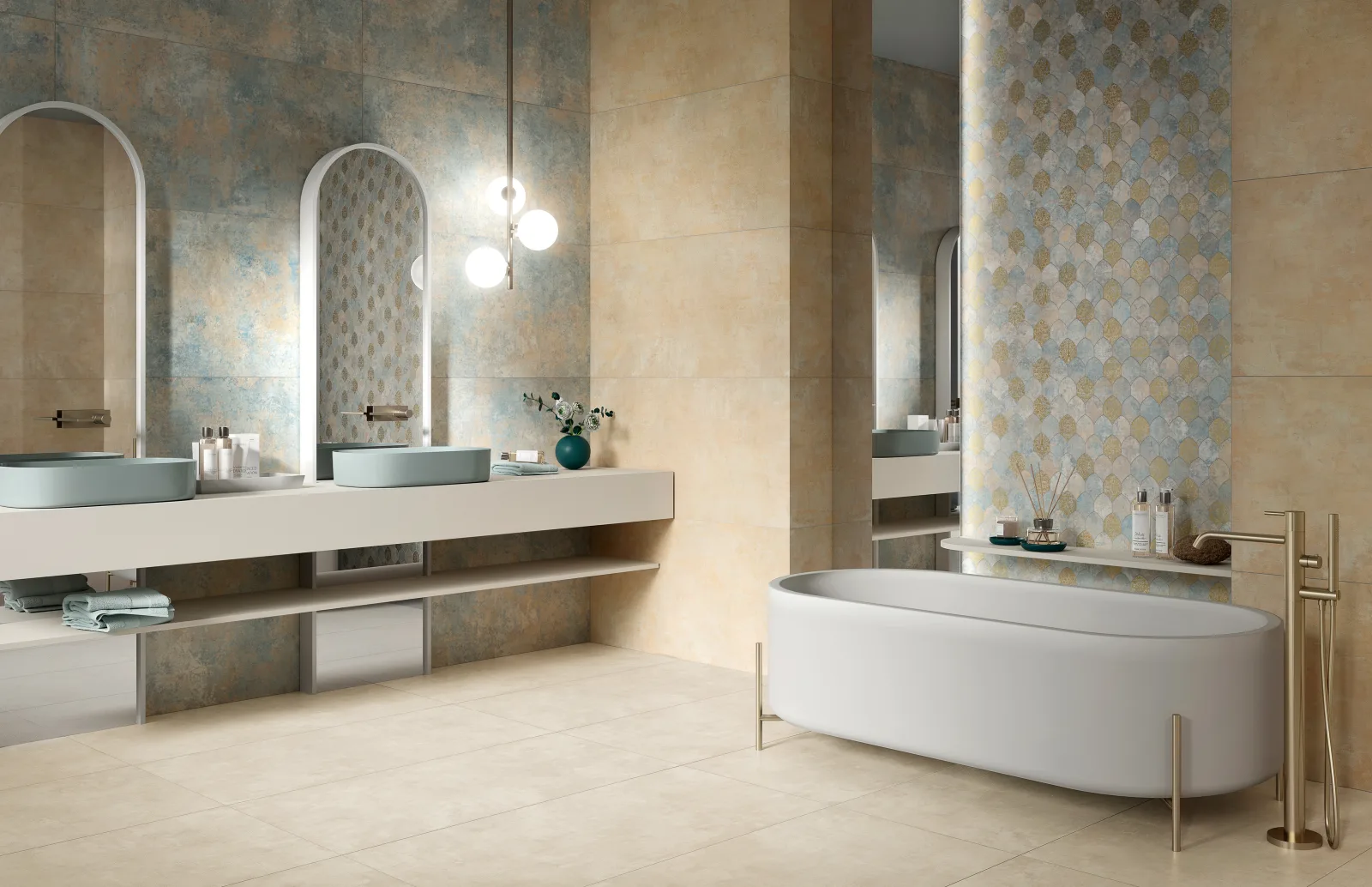 Badezimmer mit Rundbogen-Spiegeln, Wanne und Hexagon-Dekorwand, Naxos Pictura Veleia 60x120 cm.