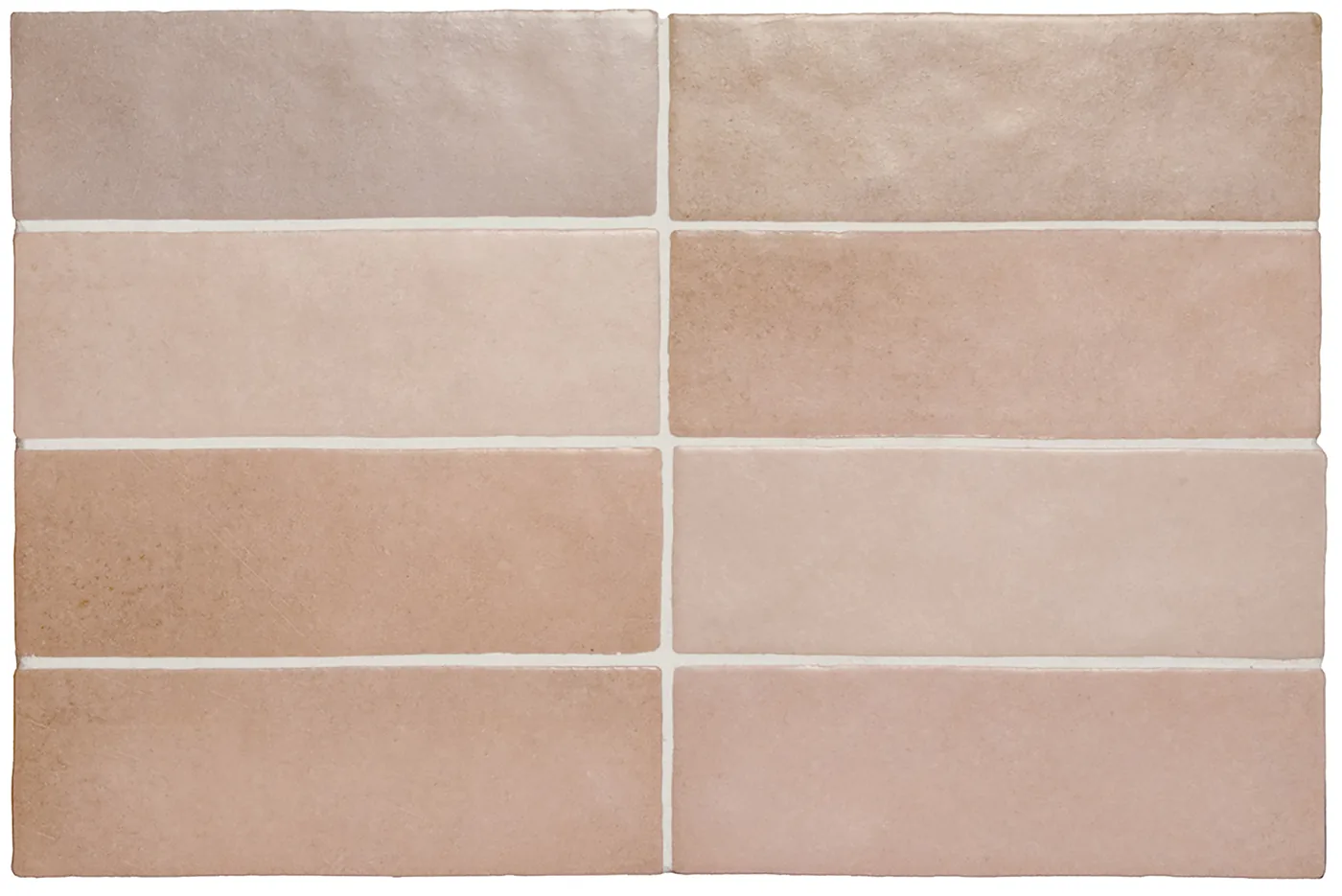Zartrosa matte Steingut-Wandfliese, 6,5×20 cm, als Riemchen in Reihen verlegt, mit changierendem Farbspiel.