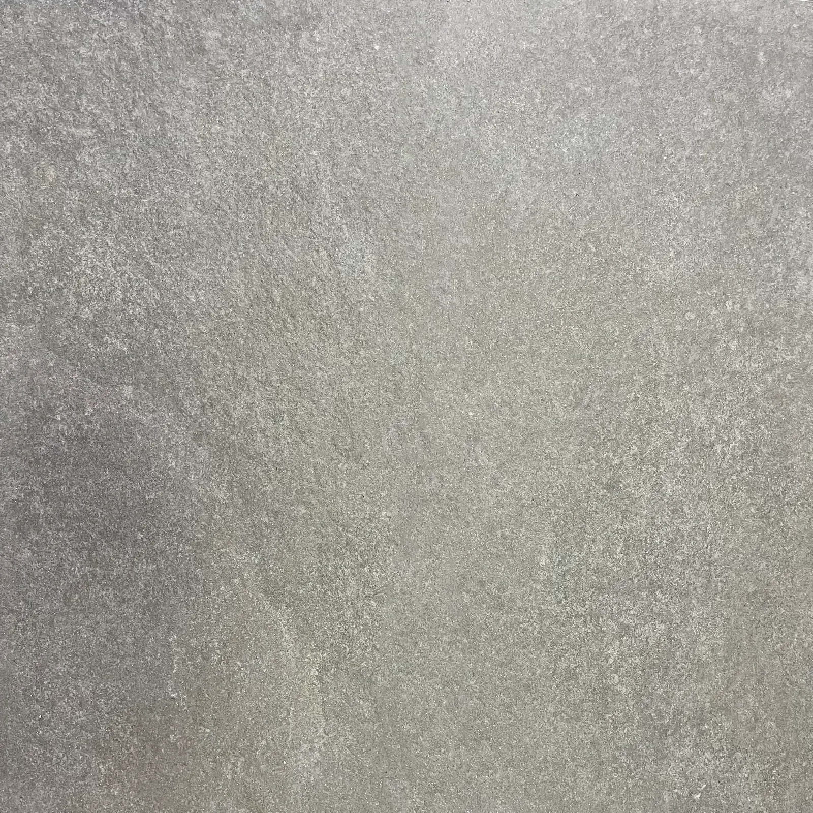 Bodenfliese in mittelgrauem Naturstein-Look mit feiner, leicht wolkiger Maserung – matte Aufsicht.
