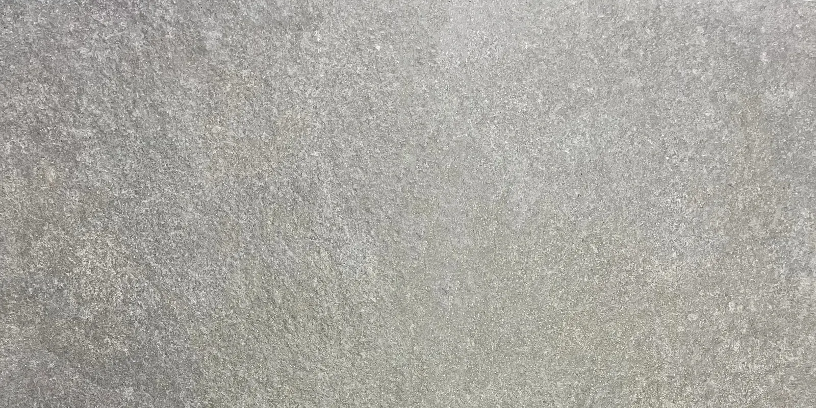 Bodenfliese in mittelgrauem Naturstein-Look mit feiner, leicht wolkiger Maserung – matte Aufsicht.
