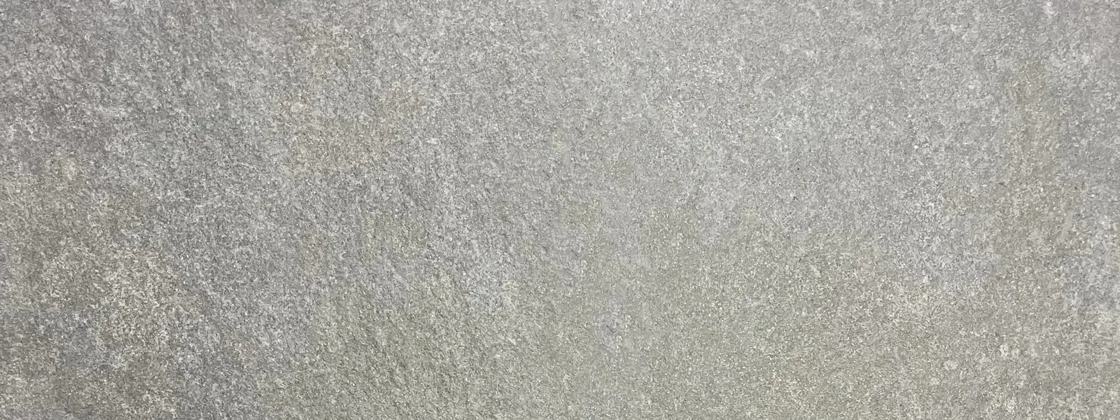 Bodenfliese in mittelgrauem Naturstein-Look mit feiner, leicht wolkiger Maserung – matte Aufsicht.