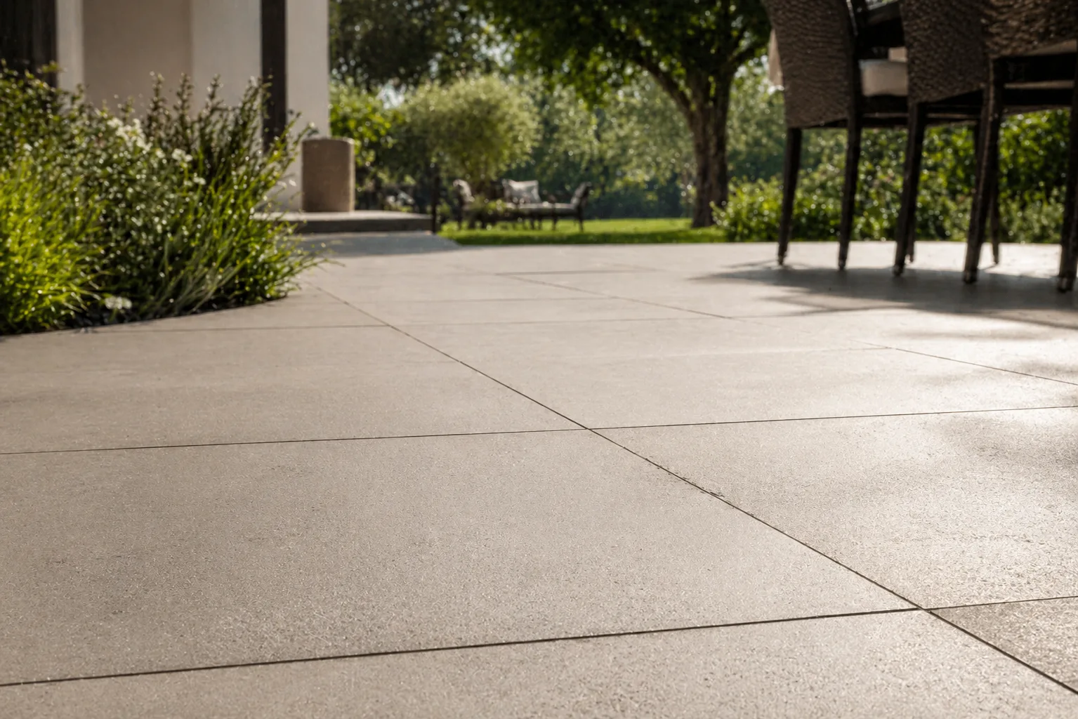 Pool-Umrandung mit warmbeigen Boost Pro Cream Outdoor-Platten – KI-generiertes Beispielbild