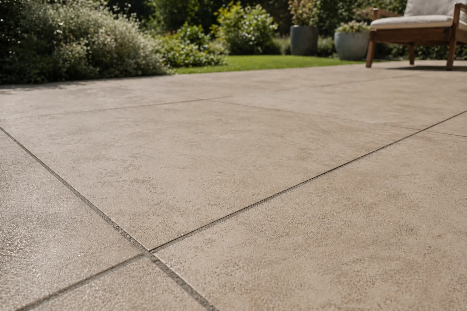 Pool-Umrandung mit graubeigen Boost Pro Clay Outdoor-Platten – KI-generiertes Beispielbild