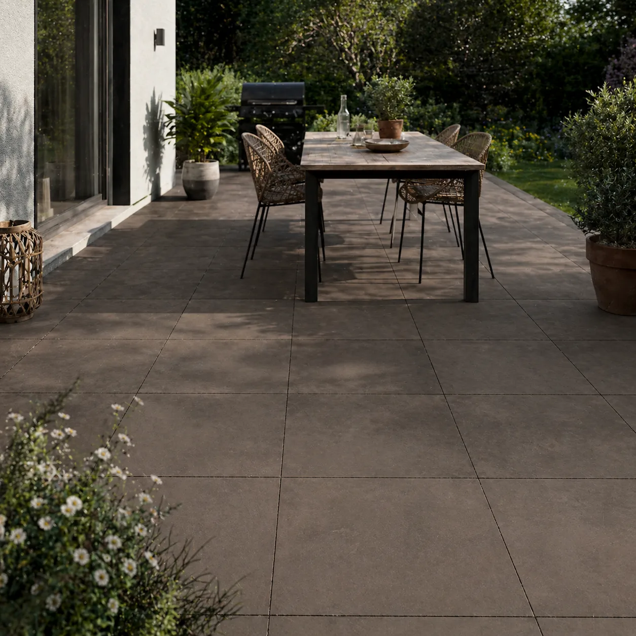 Warme Terrasse mit tabakbraunen Boost Pro Tobacco Outdoor-Platten – KI-generiertes Beispielbild