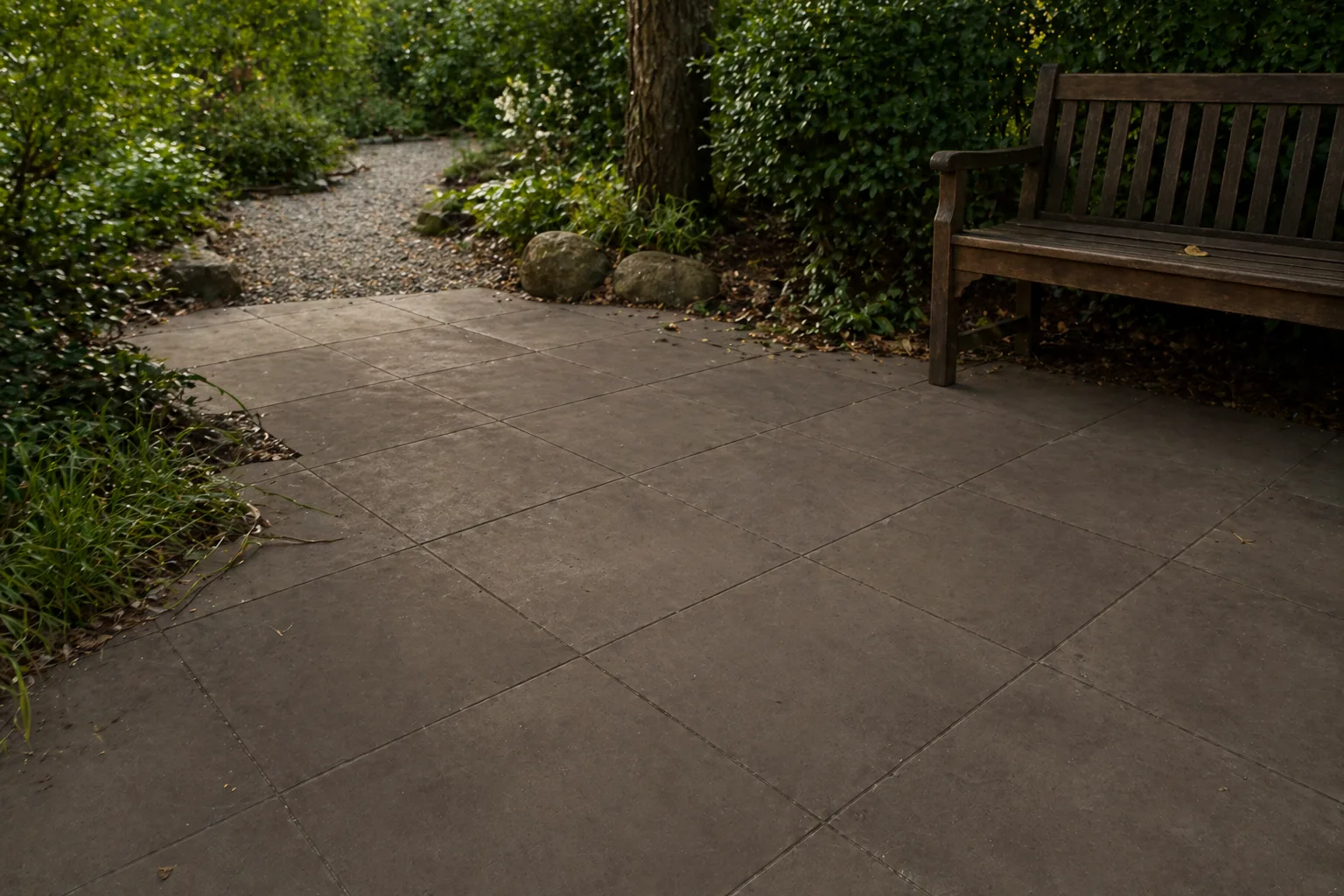 Lounge-Bereich mit tabakbraunen Boost Pro Tobacco Outdoor-Platten – KI-generiertes Beispielbild