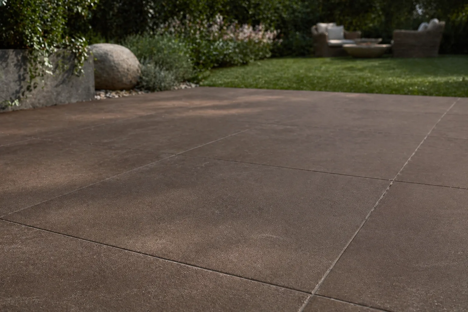 Pool-Umrandung mit tabakbraunen Boost Pro Tobacco Outdoor-Platten – KI-generiertes Beispielbild