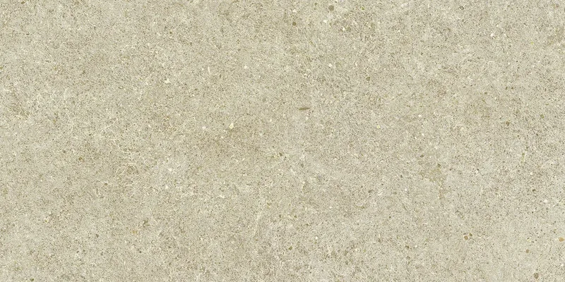 Warm sandfarbene Steinoptik mit feiner Körnung und hell-dunklen Adern in Nahaufnahme.