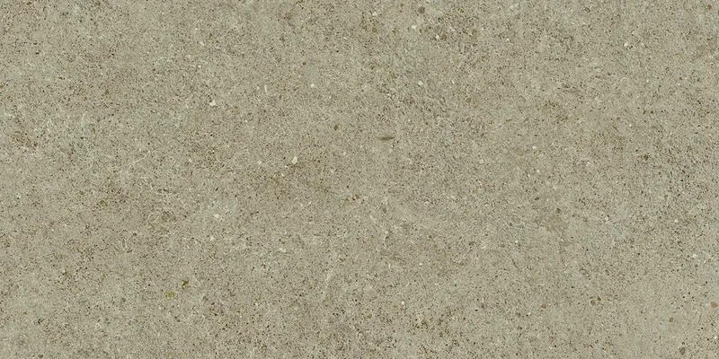 Rotbraune Steinoptik mit feinen Sprenkeln und leicht poriger, mattrauer Oberfläche im Detail.