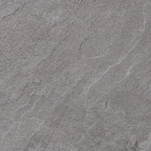 Nahaufnahme der hellgrauen Steinoptik mit feiner Mineral-Struktur und zarter Wolken-Maserung.