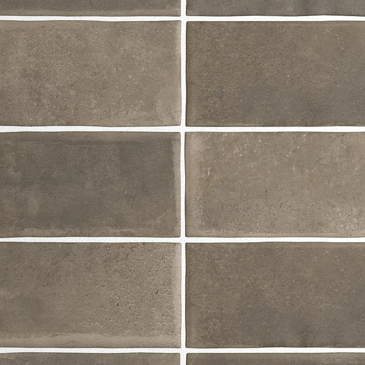 Nahaufnahme einer kakaobraune Wandfliese mit lebendiger Lehm-Maserung und mattem Finish.