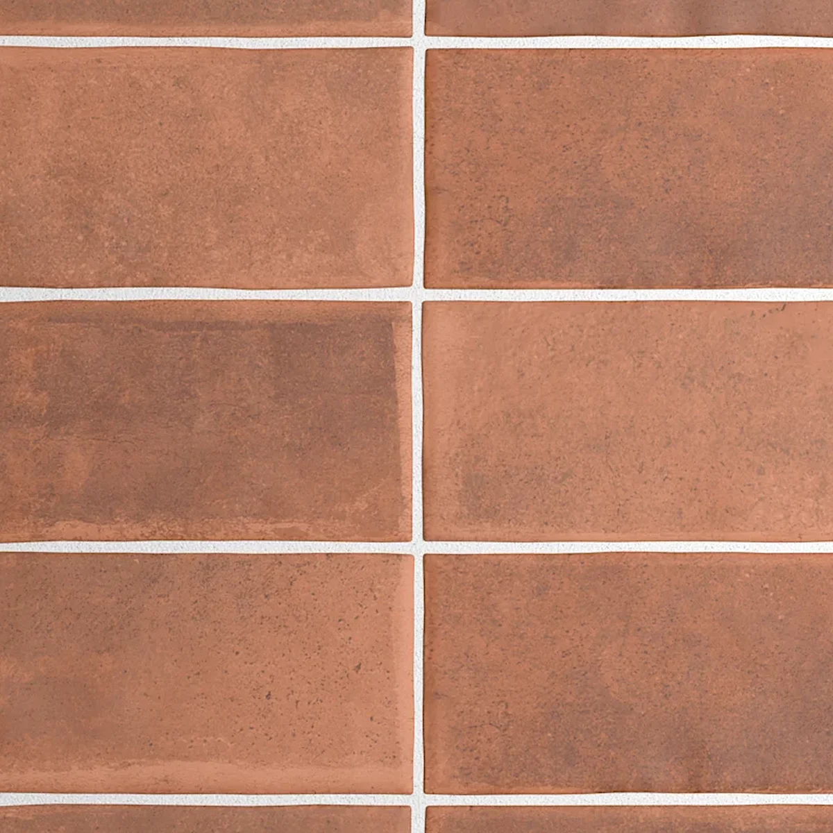 Nahaufnahme einer terracotta-braune Wandfliese mit lebendiger Lehm-Maserung und mattem Finish.