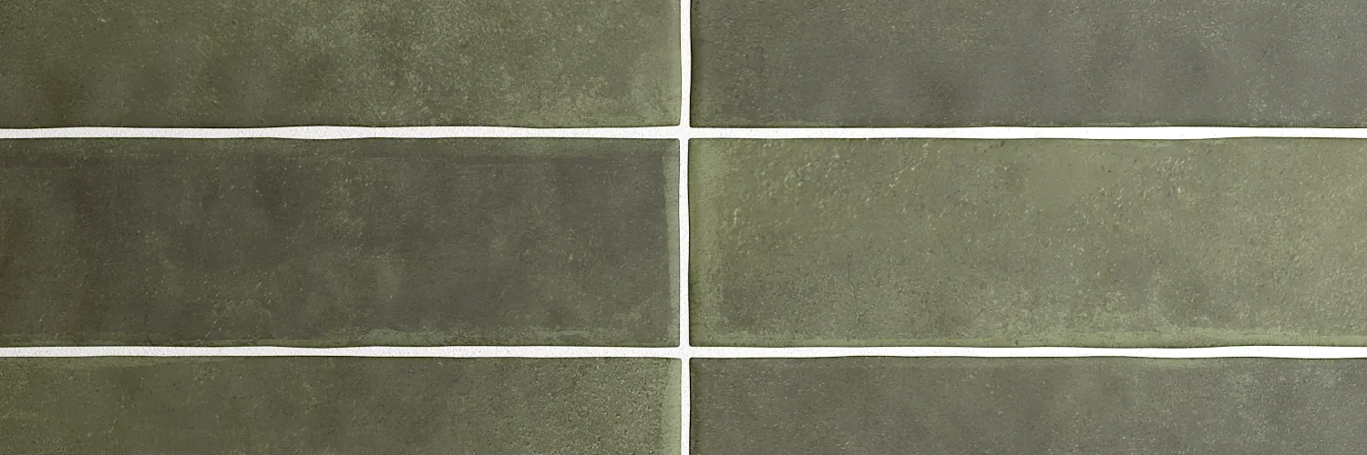 Nahaufnahme einer olivgrüne Wandfliese mit lebendiger Lehm-Maserung und mattem Finish.
