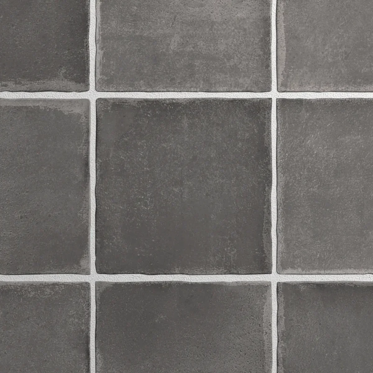 Nahaufnahme einer schwarze Wandfliese mit lebendiger Lehm-Maserung und mattem Finish.
