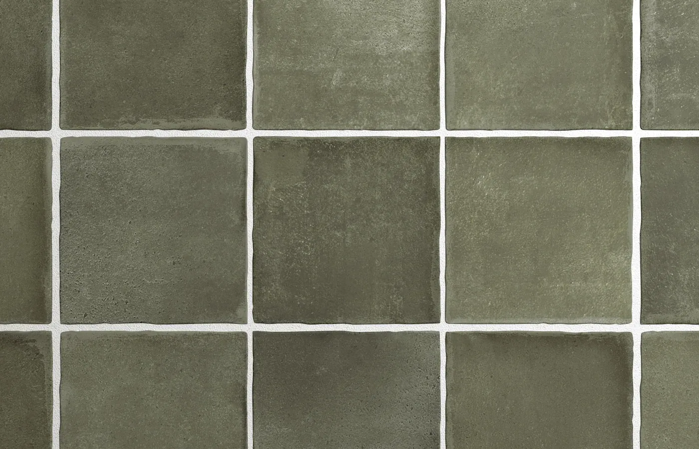 Nahaufnahme einer olivgrüne Wandfliese mit lebendiger Lehm-Maserung und mattem Finish.