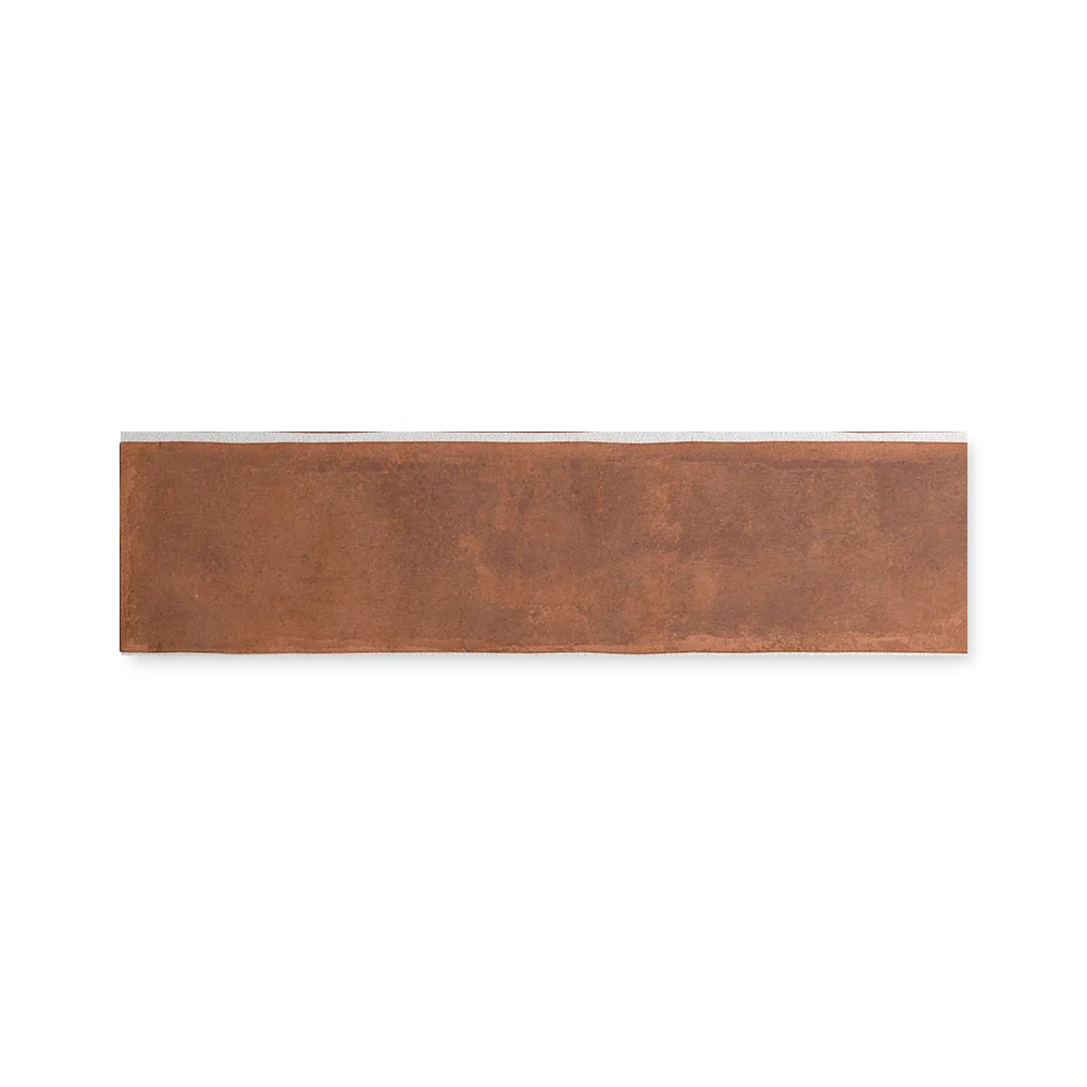 Einzelne terracotta-braune Wandfliese 6×24,6 cm freigestellt auf weißem Hintergrund mit feiner Lehm-Maserung.