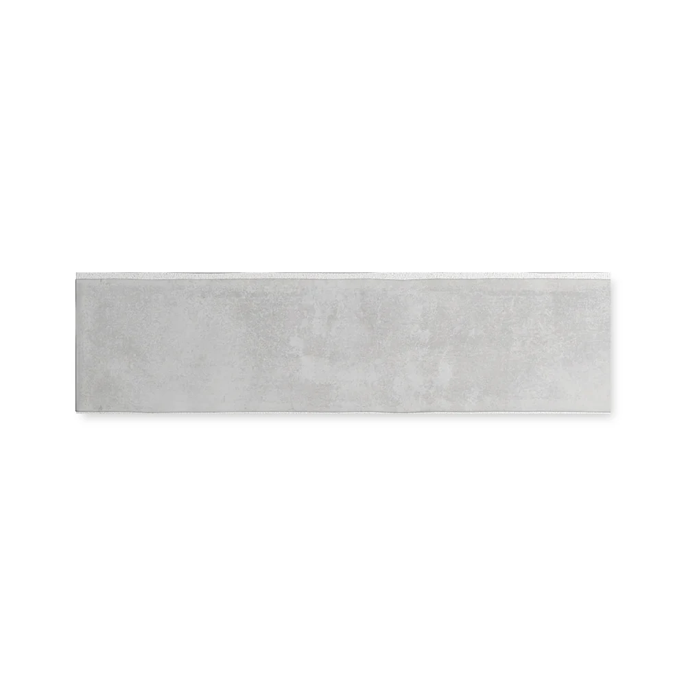 Einzelne weiße Wandfliese 6×24,6 cm freigestellt auf weißem Hintergrund mit feiner Lehm-Maserung.