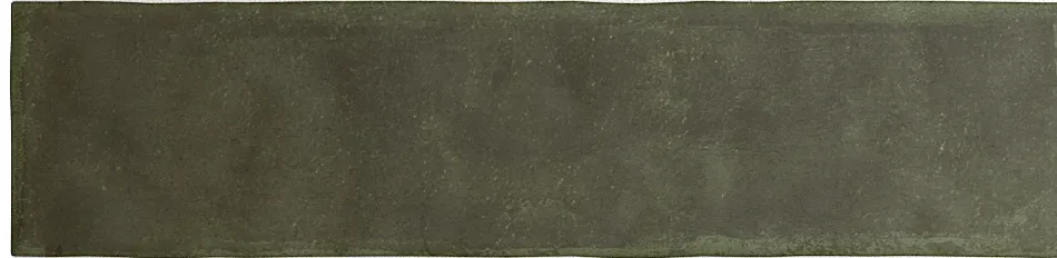 Einzelne olivgrüne Wandfliese 6×24,6 cm freigestellt auf weißem Hintergrund mit feiner Lehm-Maserung.