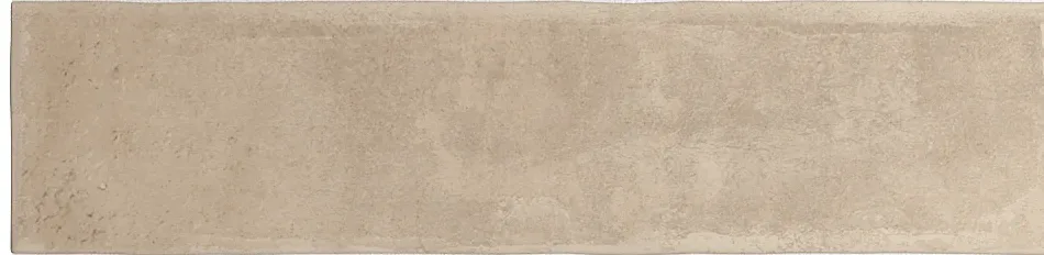 Einzelne erdbraune Wandfliese 6×24,6 cm freigestellt auf weißem Hintergrund mit feiner Lehm-Maserung.