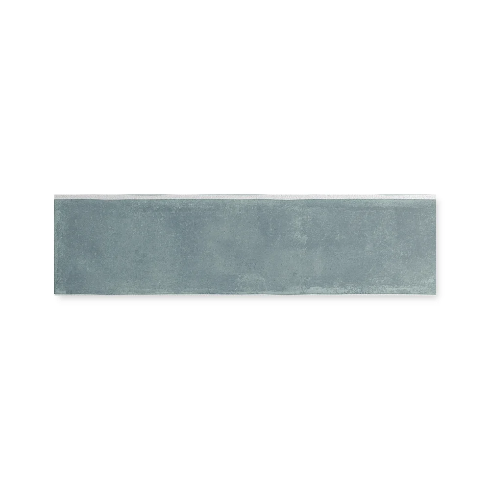 Einzelne cremegraue Wandfliese 6×24,6 cm freigestellt auf weißem Hintergrund mit feiner Lehm-Maserung.