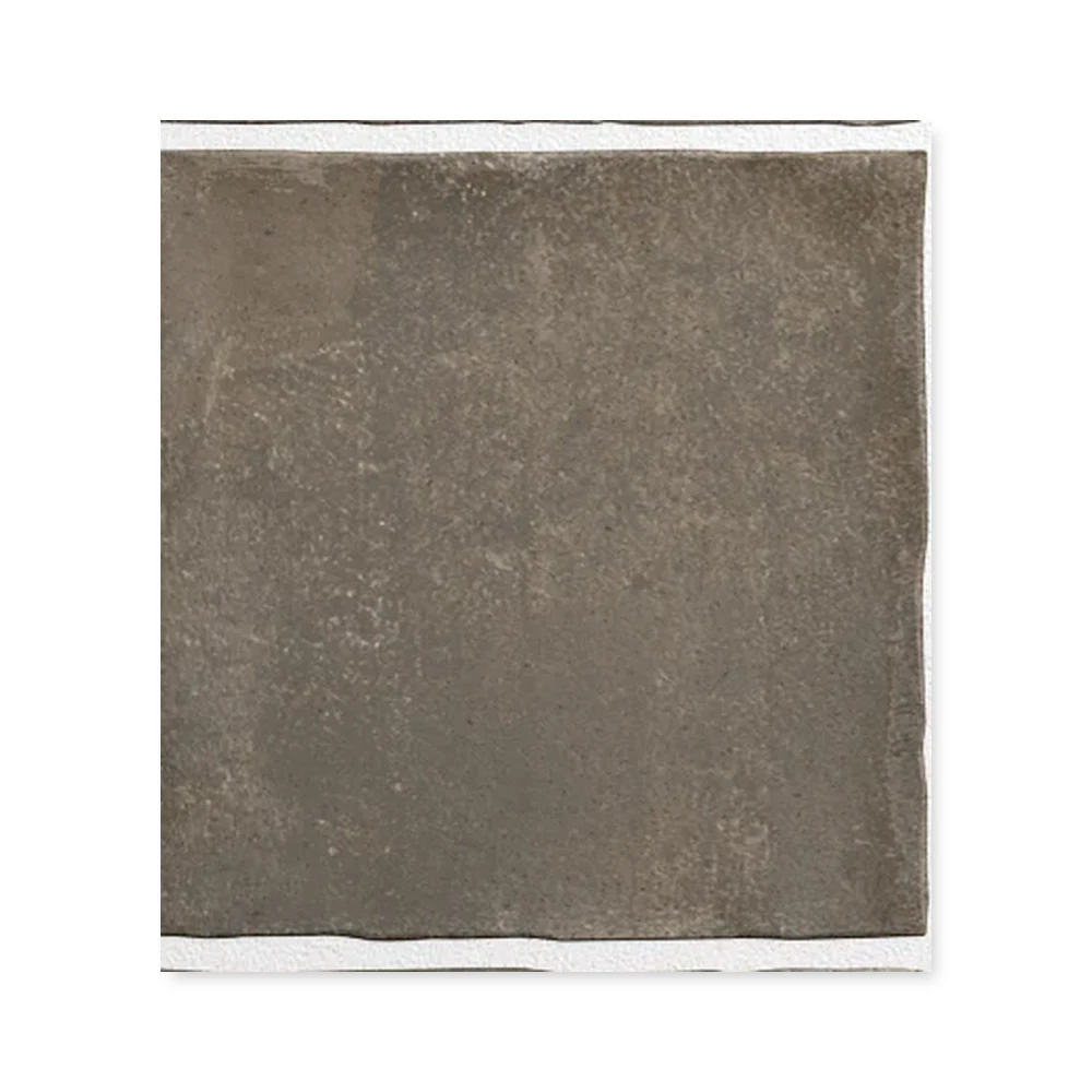 Einzelne kakaobraune Wandfliese 10×10 cm freigestellt auf weißem Hintergrund mit feiner Lehm-Maserung.