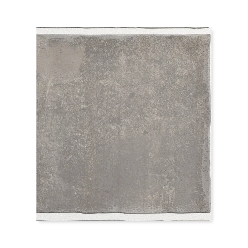 Einzelne mittelgraue Wandfliese 10×10 cm freigestellt auf weißem Hintergrund mit feiner Lehm-Maserung.